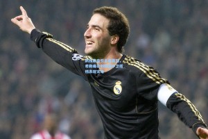 防线崩盘引名宿震怒，希勒痛批利物浦中卫搭档表现灾难