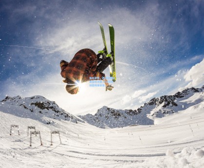 体坛早报，西北雄鹰问鼎篮坛之巅 沪上劲旅绿茵场展豪情